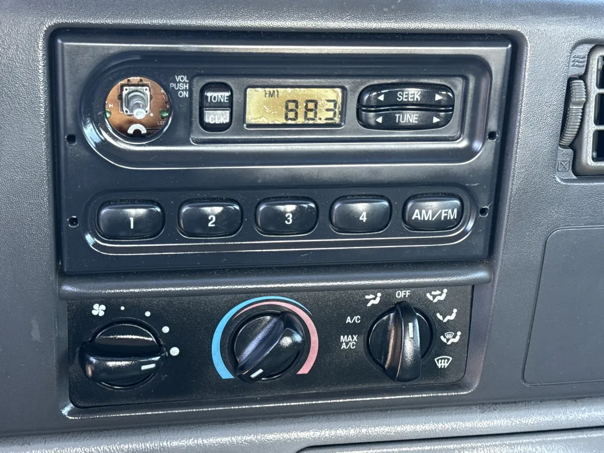 2002 Ford Super Duty F-350 SRW XL thumbnail 17