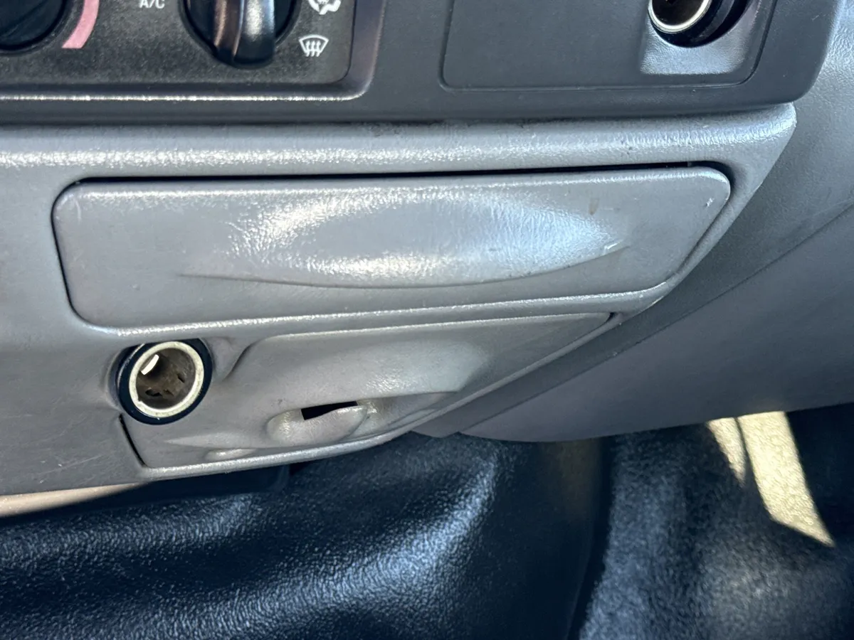 2002 Ford Super Duty F-350 SRW XL thumbnail 18