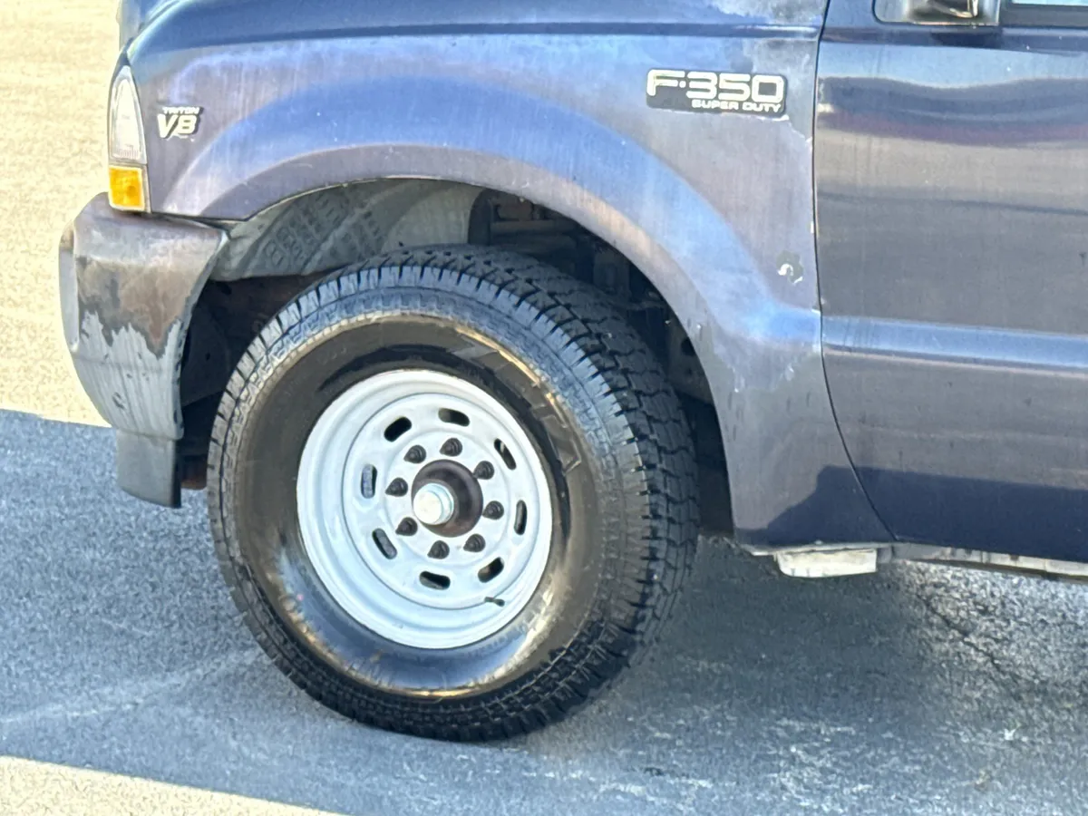 2002 Ford Super Duty F-350 SRW XL thumbnail 5
