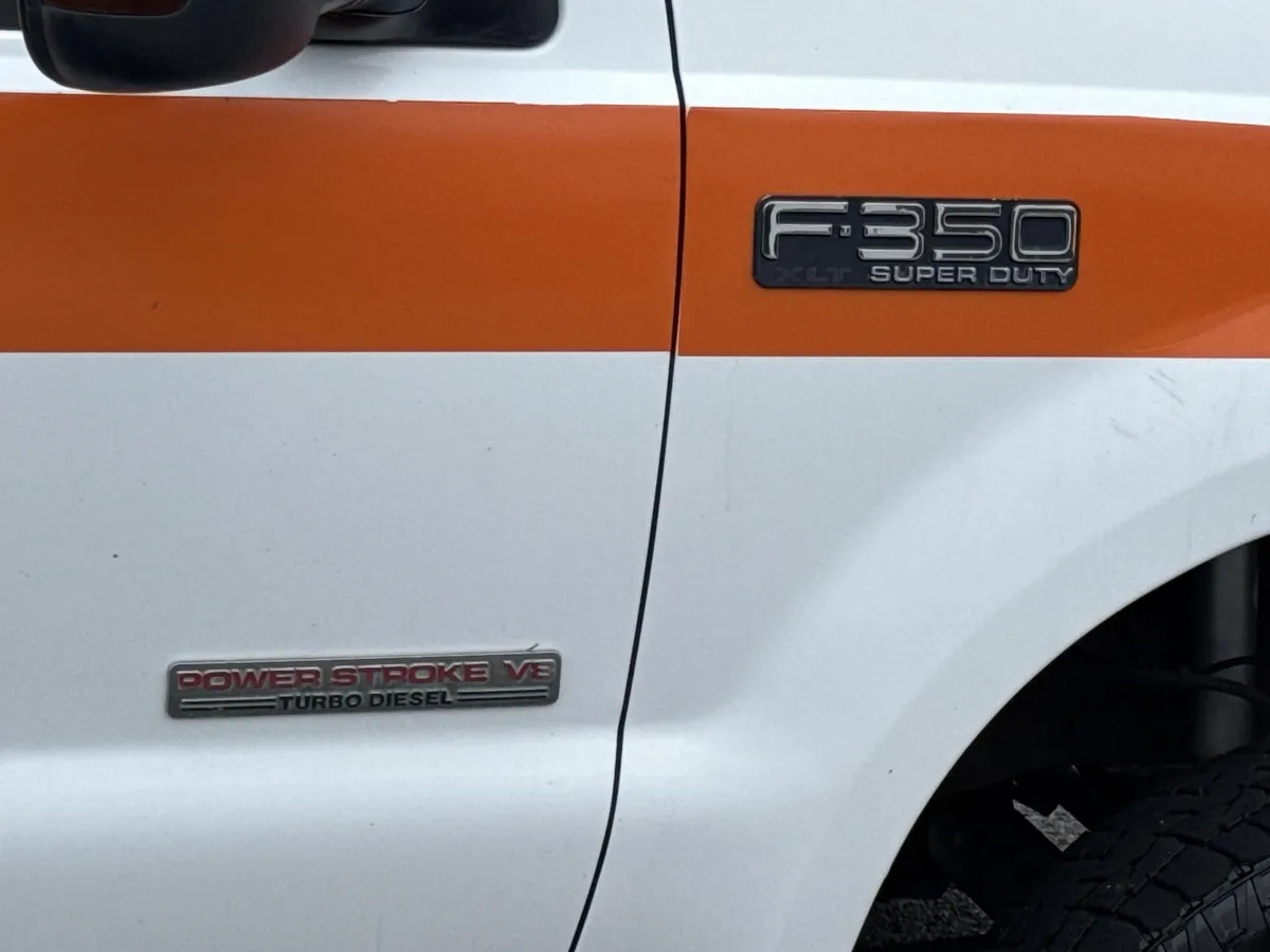 2003 Ford Super Duty F-350 DRW XL thumbnail 5