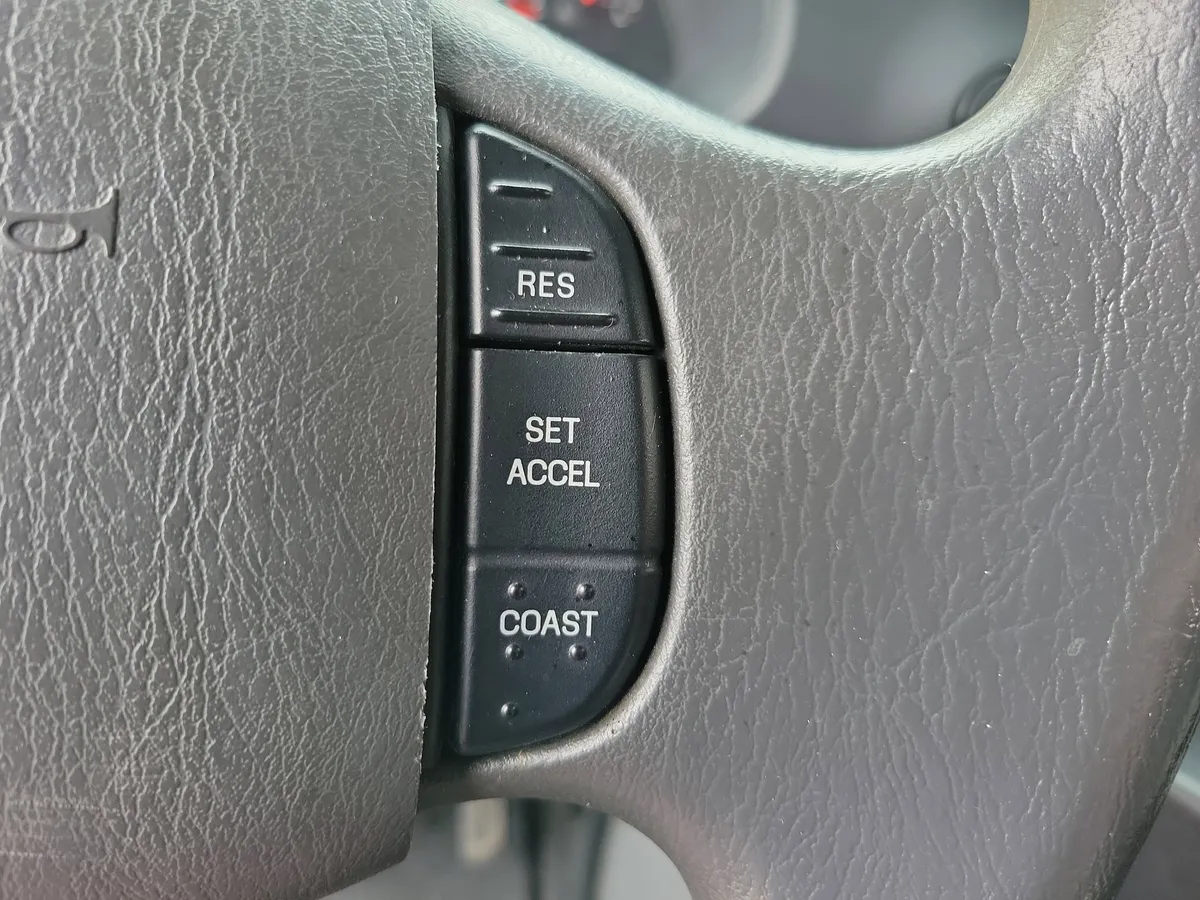 2006 Ford E-350 Super Duty thumbnail 11