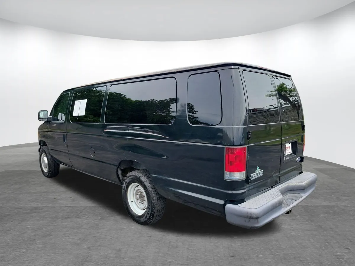 2006 Ford E-350 Super Duty thumbnail 15