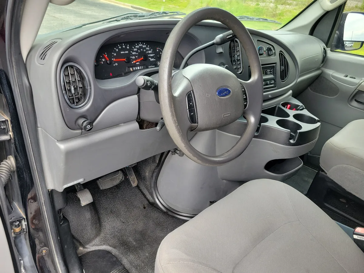 2006 Ford E-350 Super Duty thumbnail 3