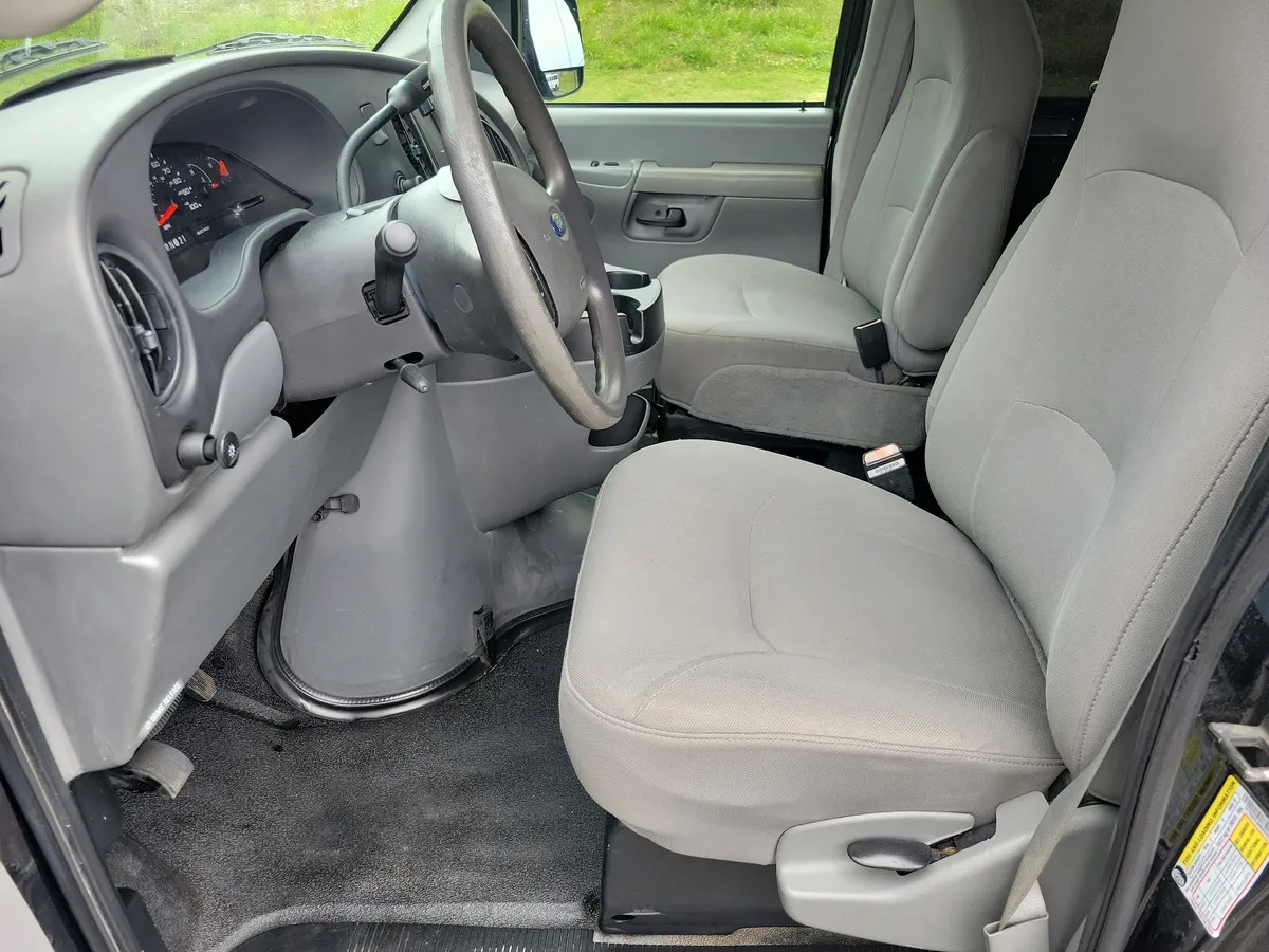 2006 Ford E-350 Super Duty thumbnail 4