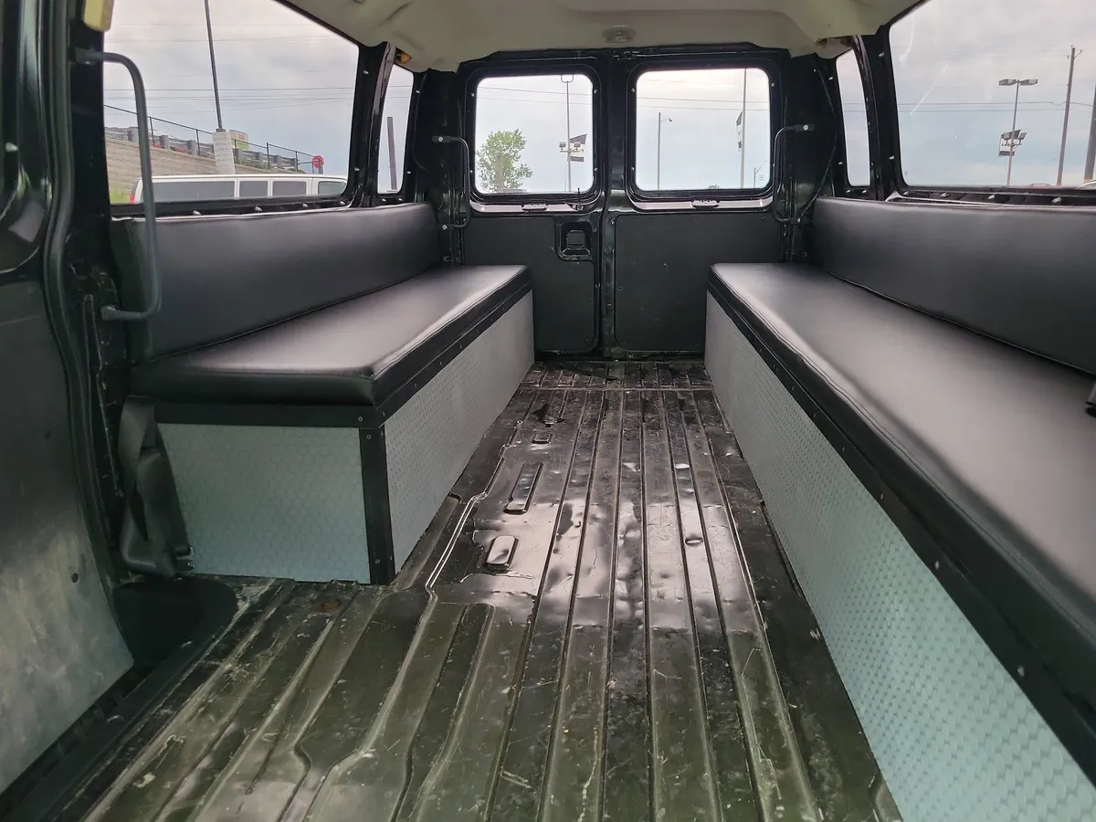 2006 Ford E-350 Super Duty thumbnail 6