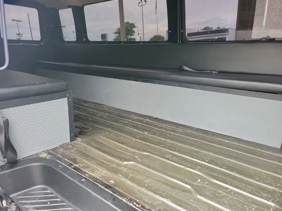 2006 Ford E-350 Super Duty thumbnail 7
