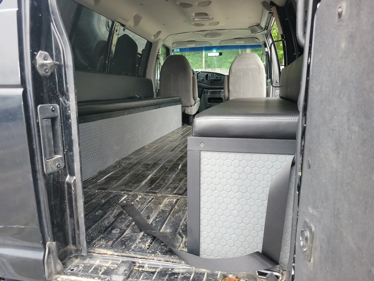2006 Ford E-350 Super Duty thumbnail 8
