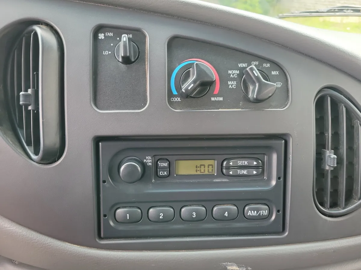 2006 Ford E-350 Super Duty thumbnail 9