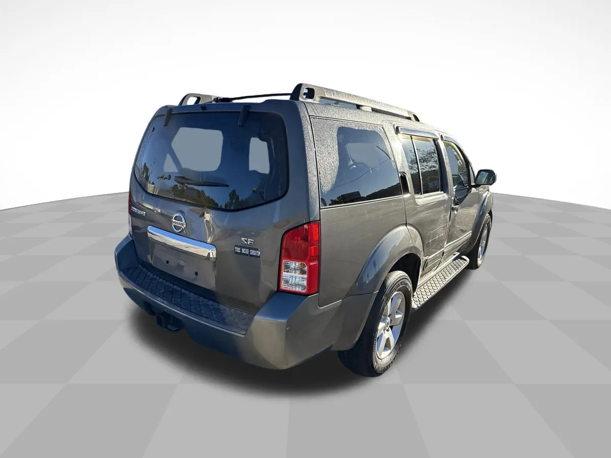 2008 Nissan Pathfinder SE thumbnail 3