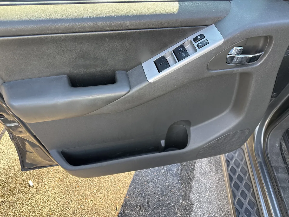 2008 Nissan Pathfinder SE thumbnail 8