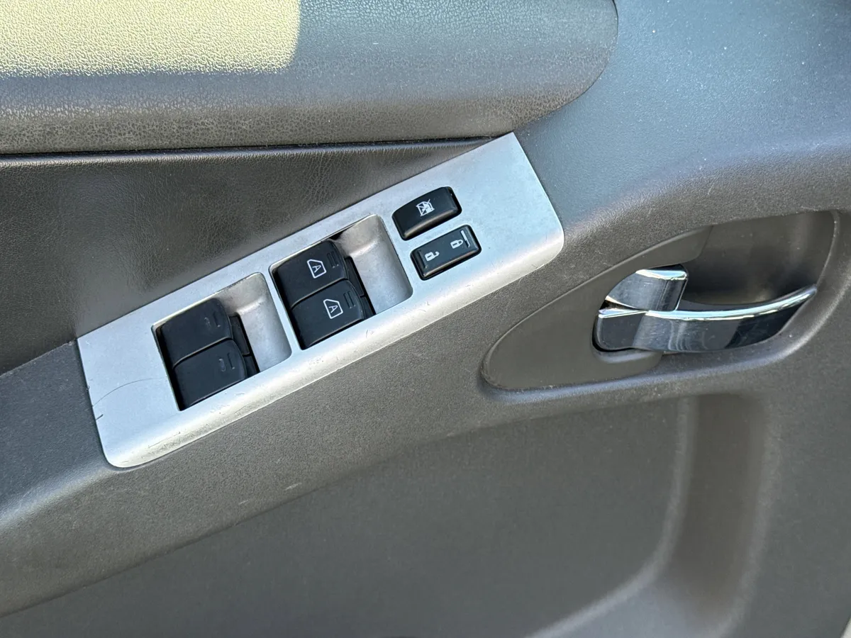 2008 Nissan Pathfinder SE thumbnail 9