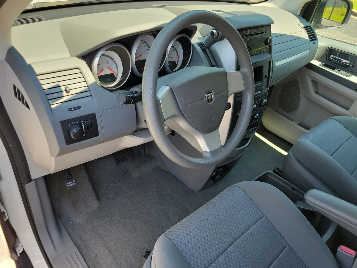 2010 Dodge Grand Caravan SE thumbnail 3