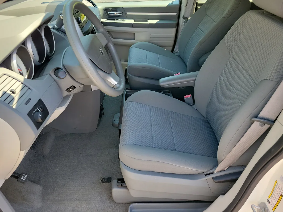 2010 Dodge Grand Caravan SE thumbnail 4
