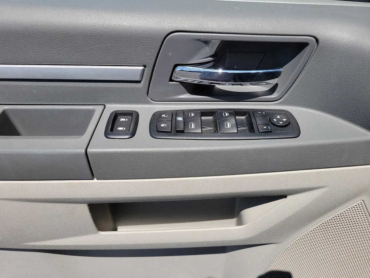 2010 Dodge Grand Caravan SE thumbnail 6