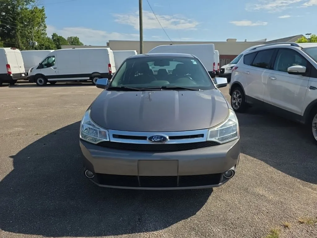 2010 Ford Focus SEL thumbnail 2