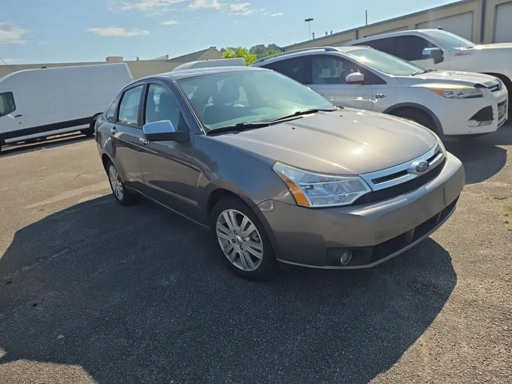 2010 Ford Focus SEL thumbnail 3