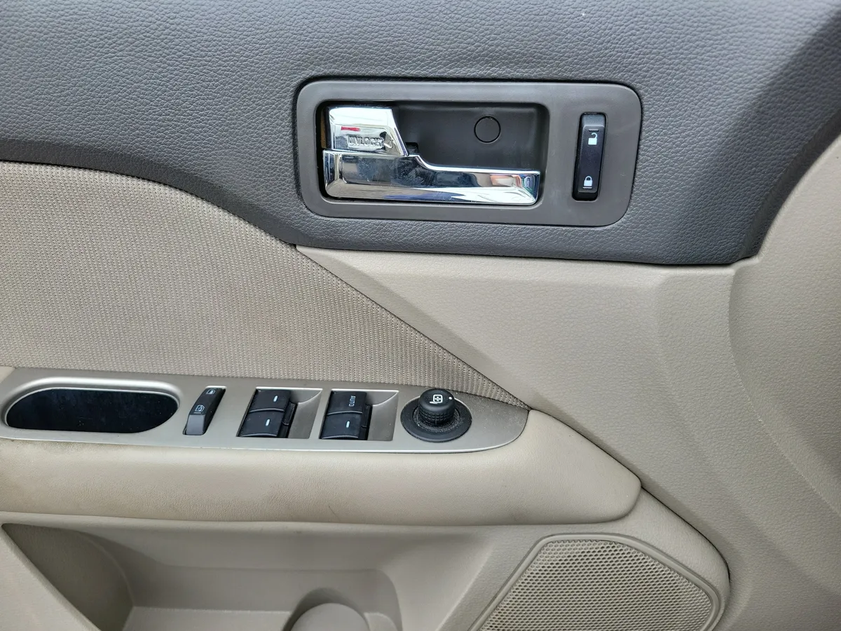 2010 Ford Fusion Hybrid Base thumbnail 16