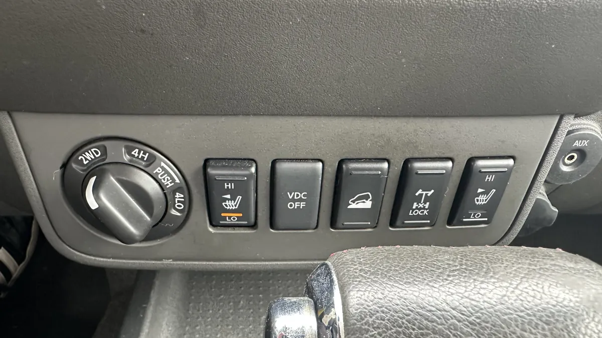 2010 Nissan Frontier PRO-4X thumbnail 25
