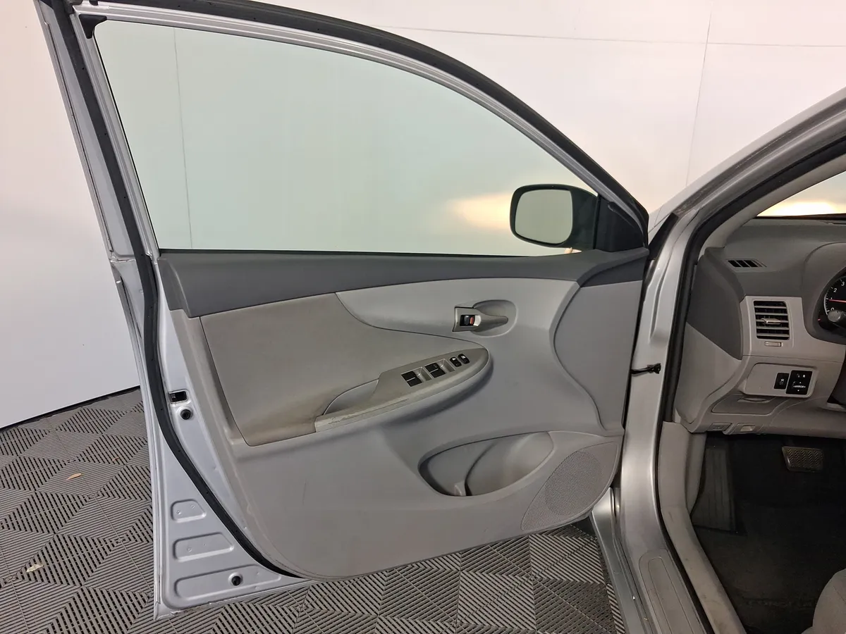 2010 Toyota Corolla LE thumbnail 13