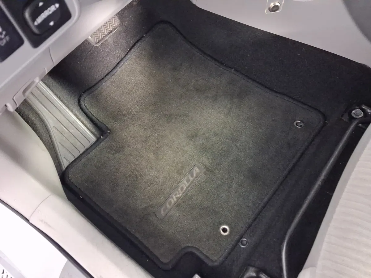 2010 Toyota Corolla LE thumbnail 16