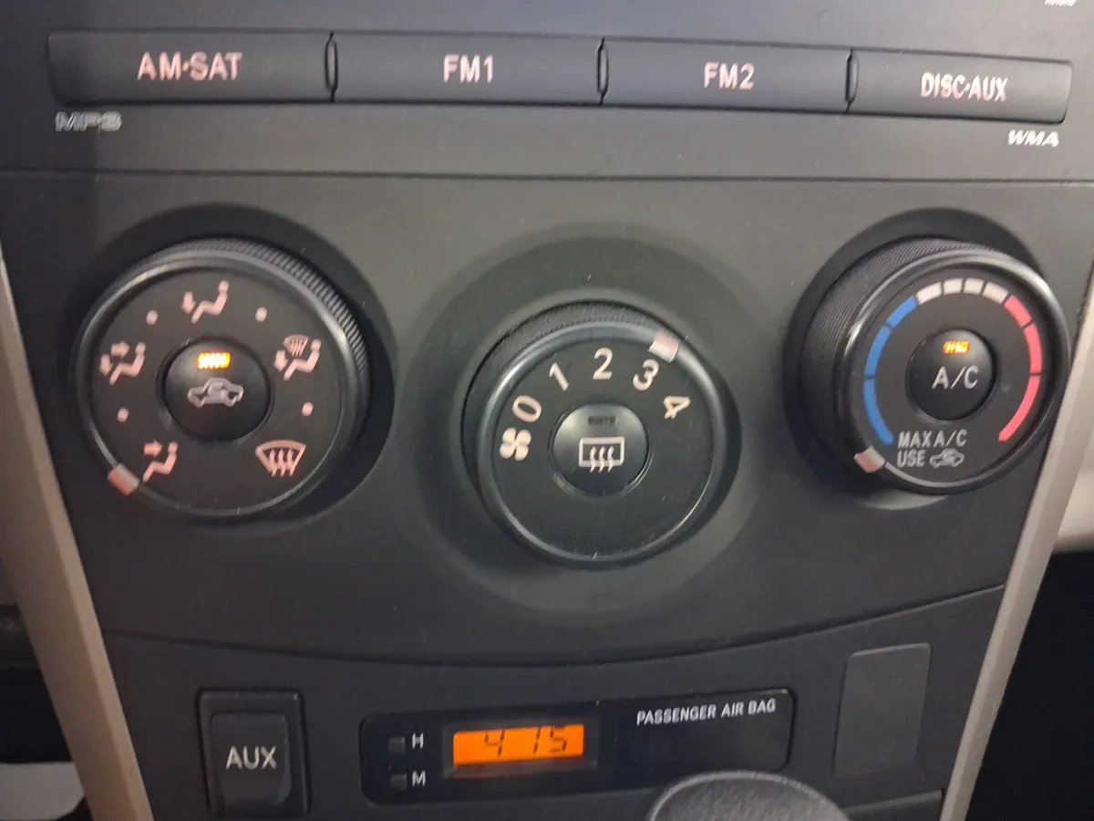 2010 Toyota Corolla LE thumbnail 23