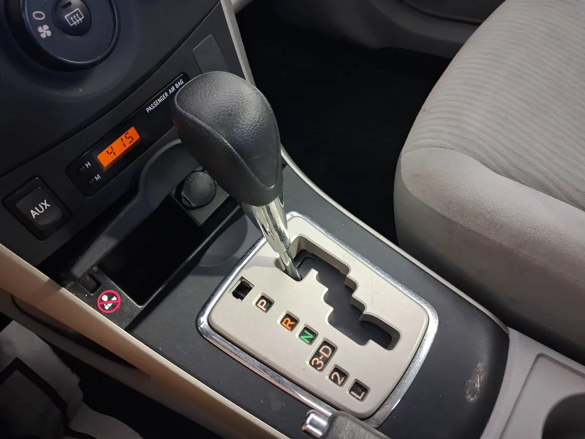 2010 Toyota Corolla LE thumbnail 25