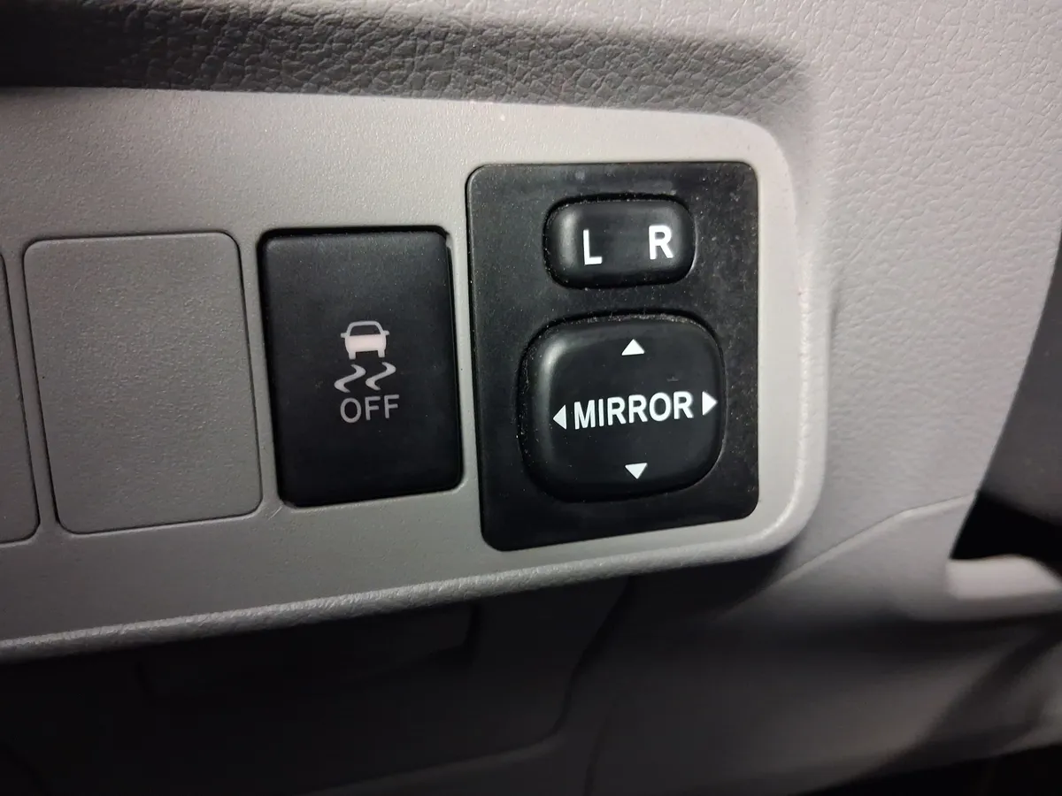 2010 Toyota Corolla LE thumbnail 28