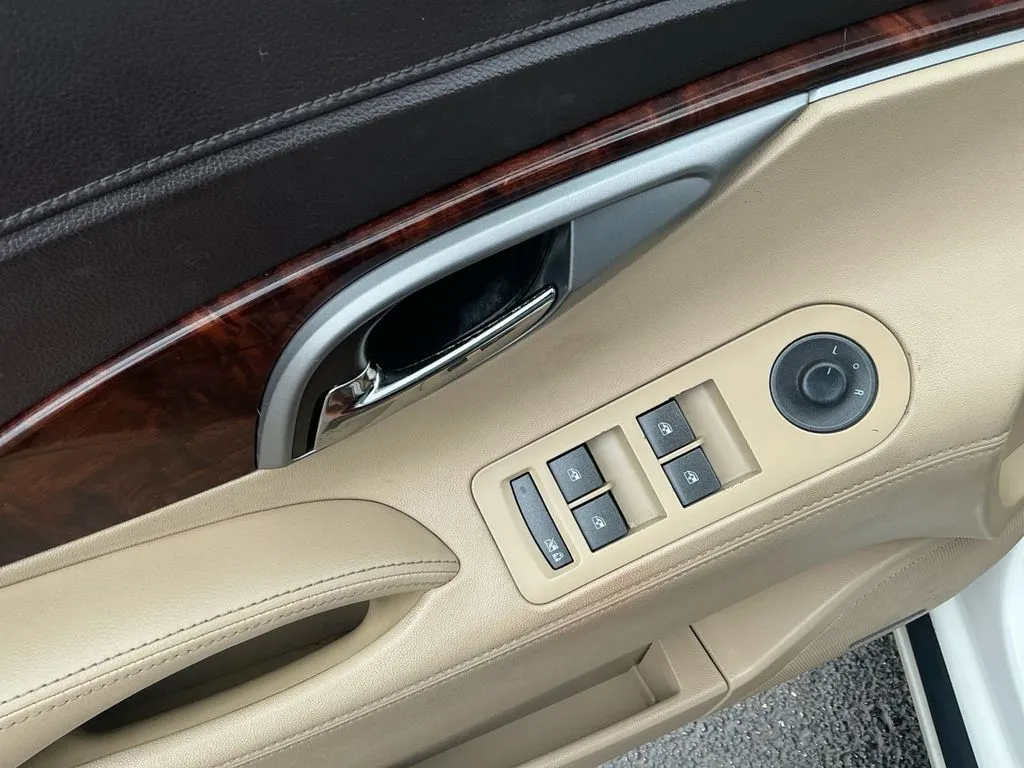 2011 Buick Lacrosse CXS thumbnail 16