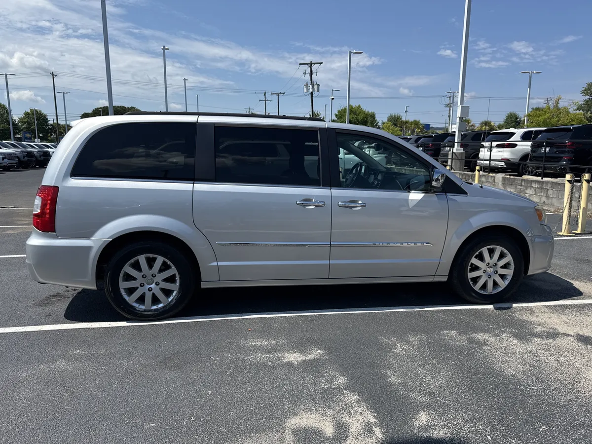 2011 Chrysler Town & Country Touring-L thumbnail 10