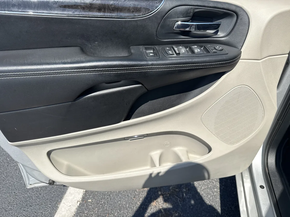2011 Chrysler Town & Country Touring-L thumbnail 13