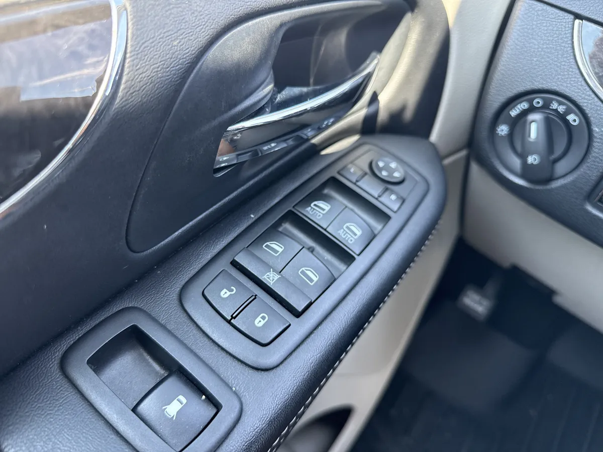 2011 Chrysler Town & Country Touring-L thumbnail 14