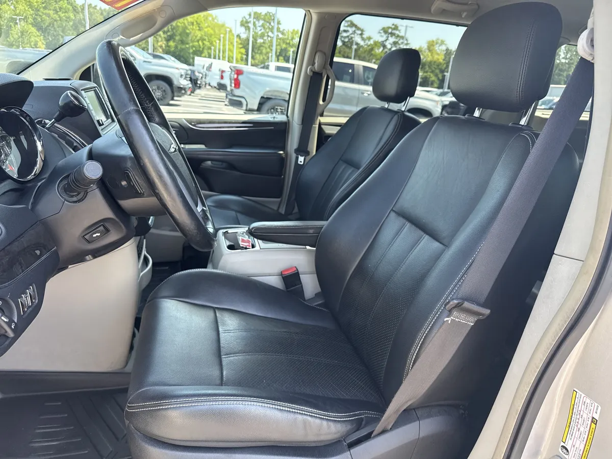 2011 Chrysler Town & Country Touring-L thumbnail 15
