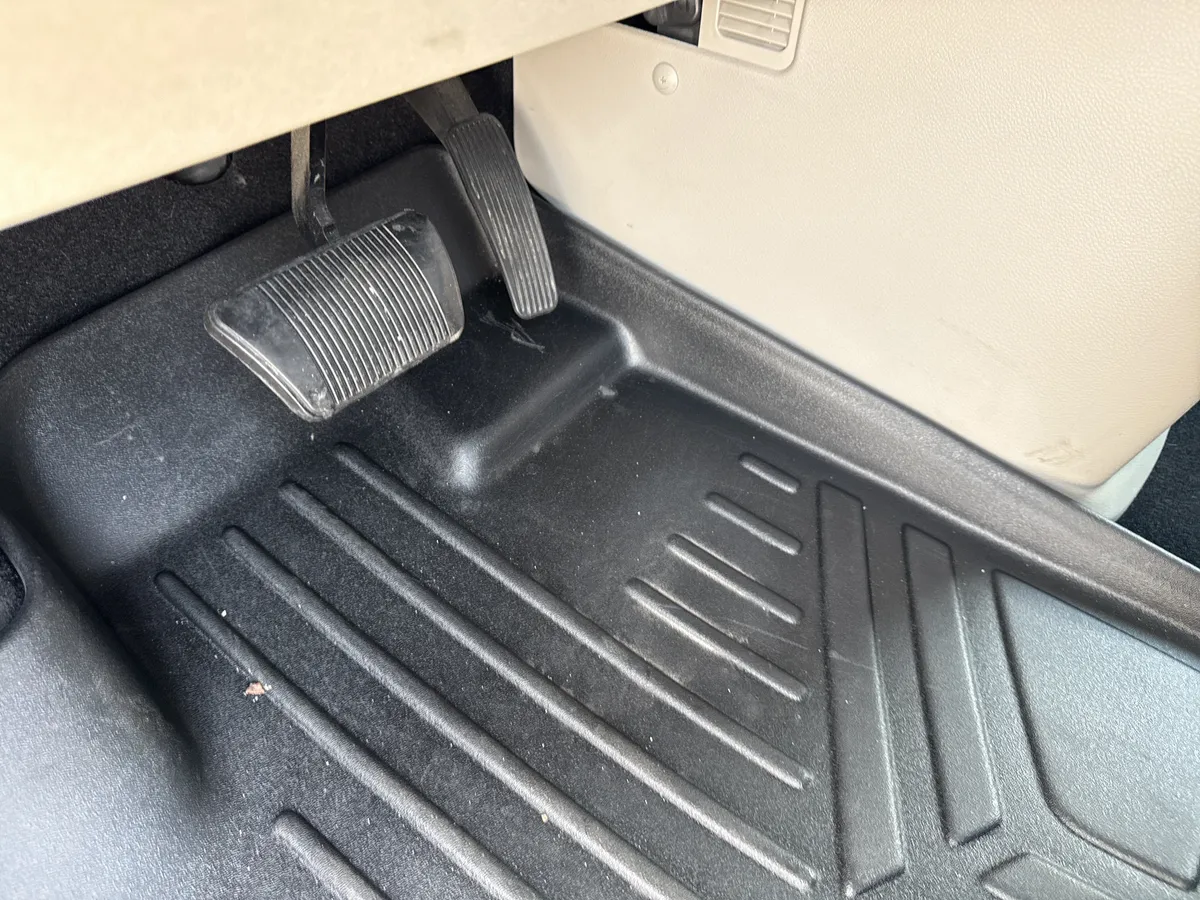 2011 Chrysler Town & Country Touring-L thumbnail 16