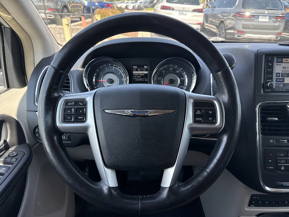 2011 Chrysler Town & Country Touring-L thumbnail 17