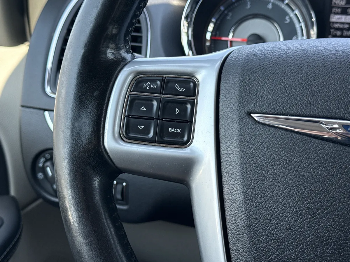 2011 Chrysler Town & Country Touring-L thumbnail 18