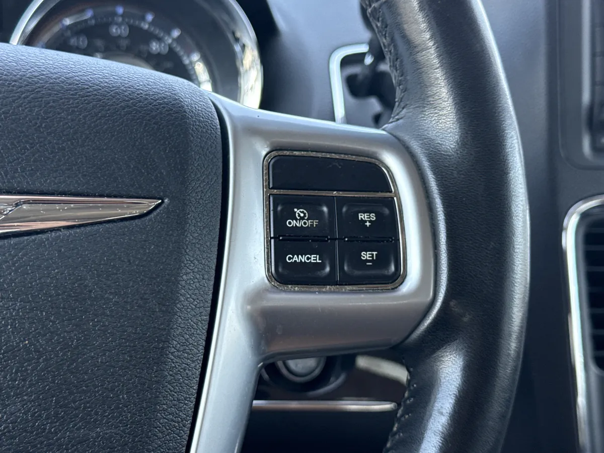 2011 Chrysler Town & Country Touring-L thumbnail 19