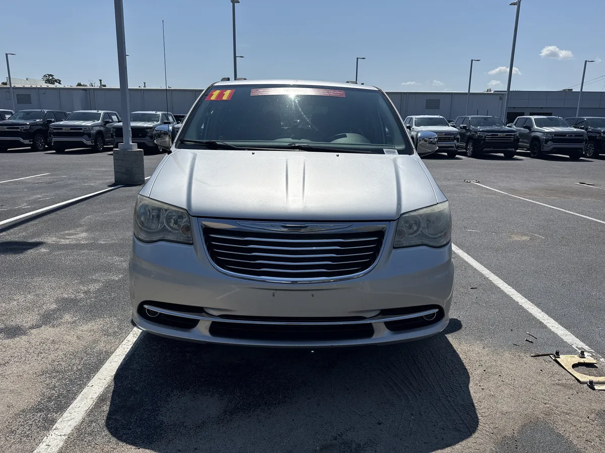 2011 Chrysler Town & Country Touring-L thumbnail 2