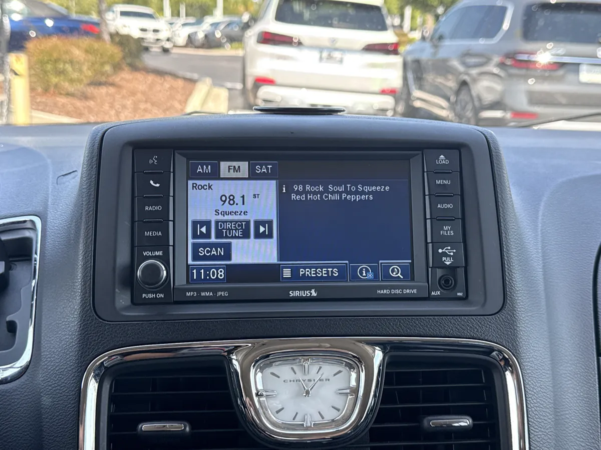 2011 Chrysler Town & Country Touring-L thumbnail 22