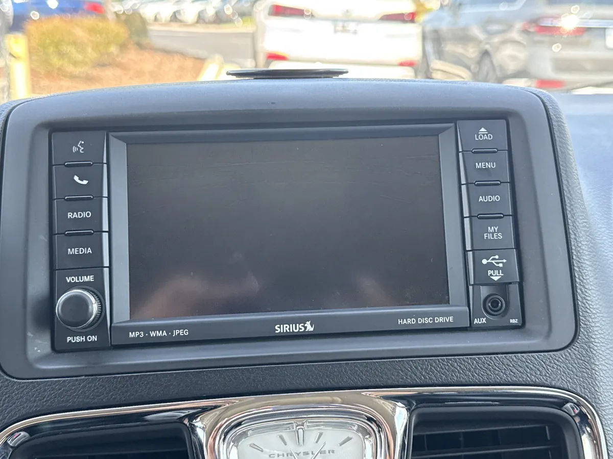2011 Chrysler Town & Country Touring-L thumbnail 23