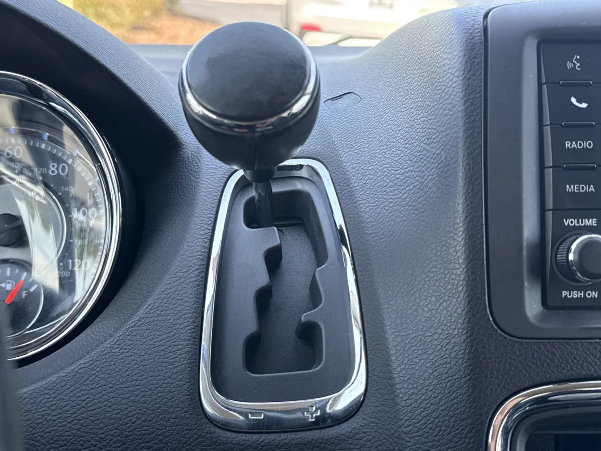 2011 Chrysler Town & Country Touring-L thumbnail 24
