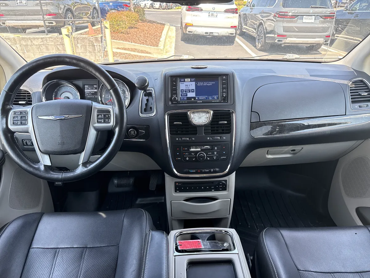2011 Chrysler Town & Country Touring-L thumbnail 27