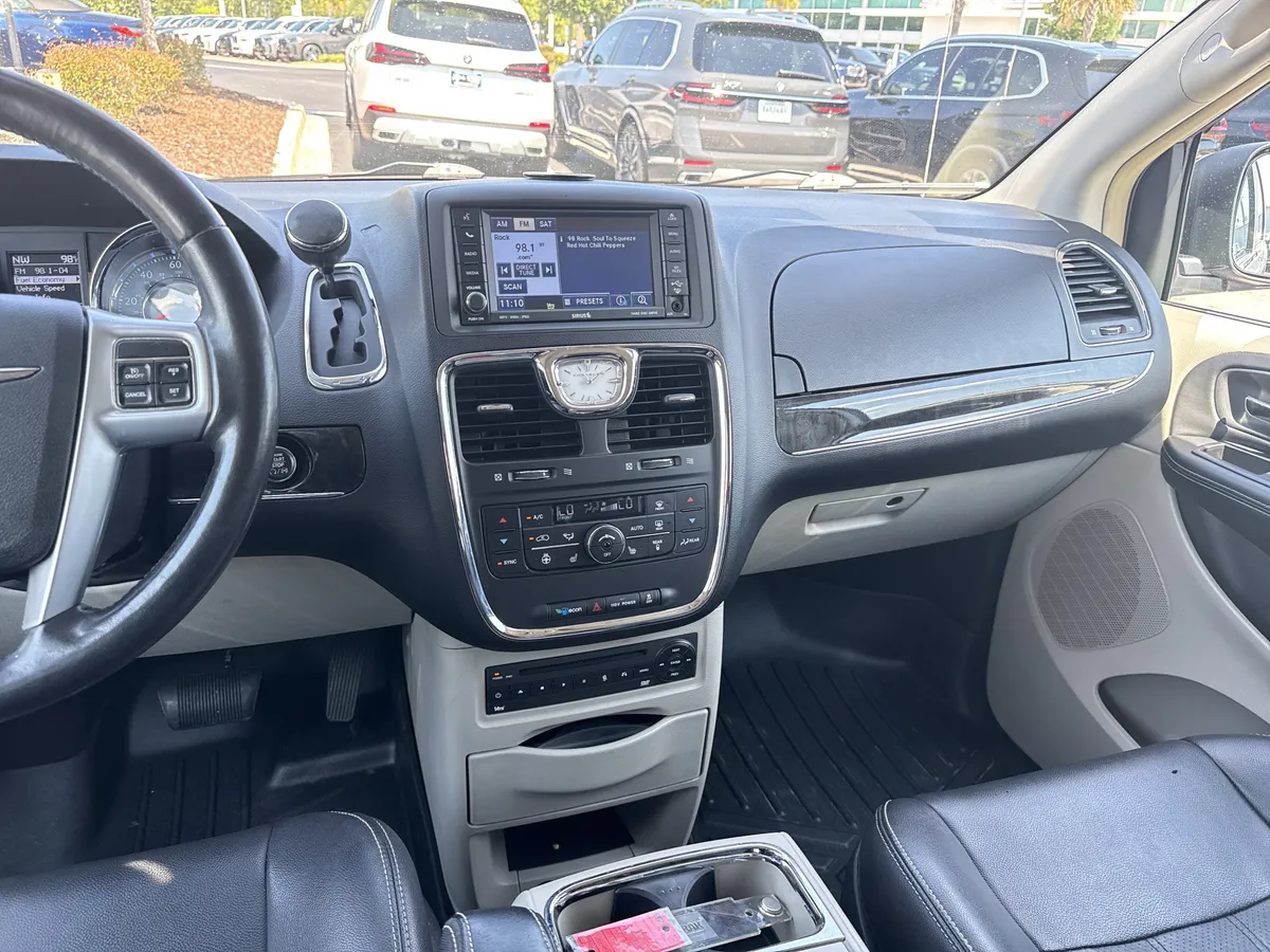 2011 Chrysler Town & Country Touring-L thumbnail 28