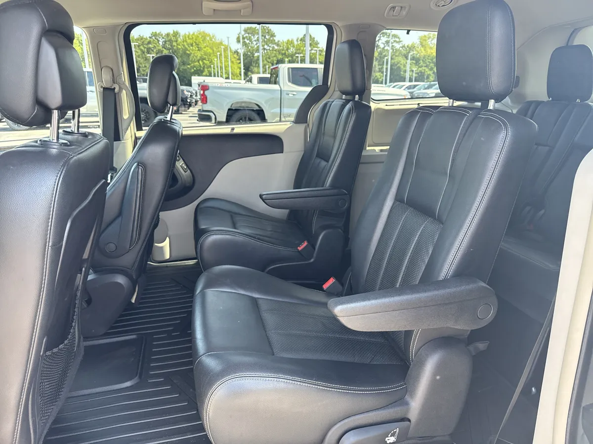2011 Chrysler Town & Country Touring-L thumbnail 29