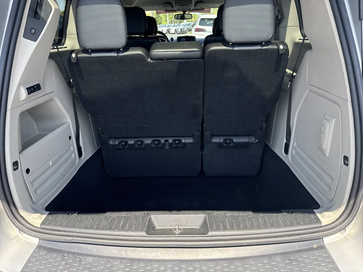 2011 Chrysler Town & Country Touring-L thumbnail 31
