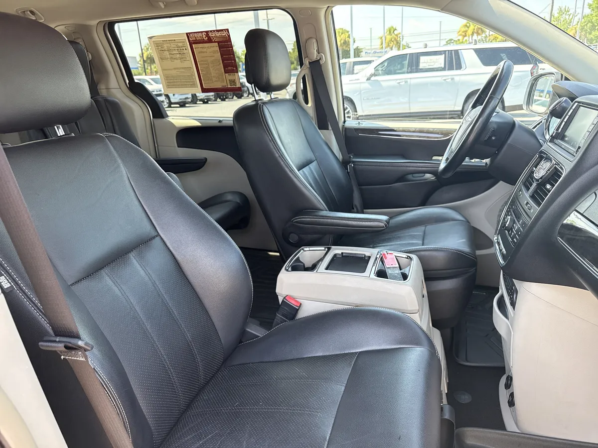 2011 Chrysler Town & Country Touring-L thumbnail 32
