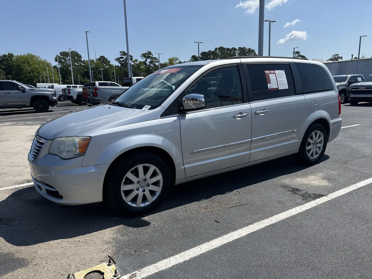 2011 Chrysler Town & Country Touring-L thumbnail 4