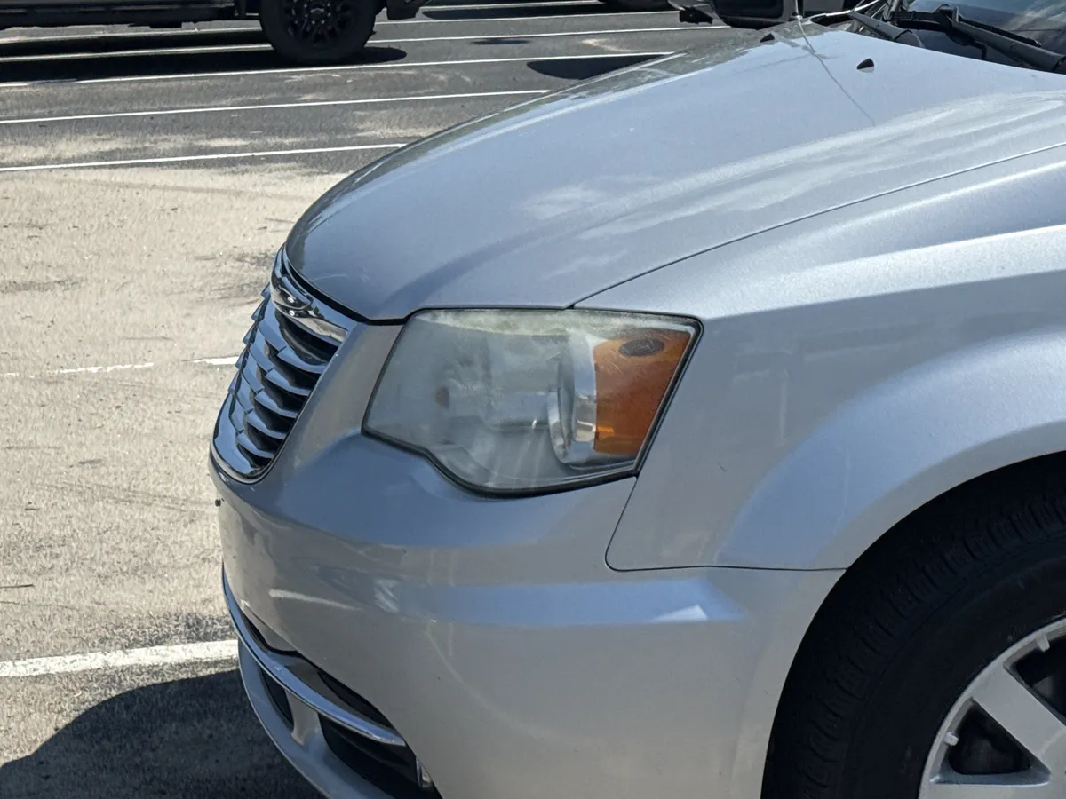 2011 Chrysler Town & Country Touring-L thumbnail 5