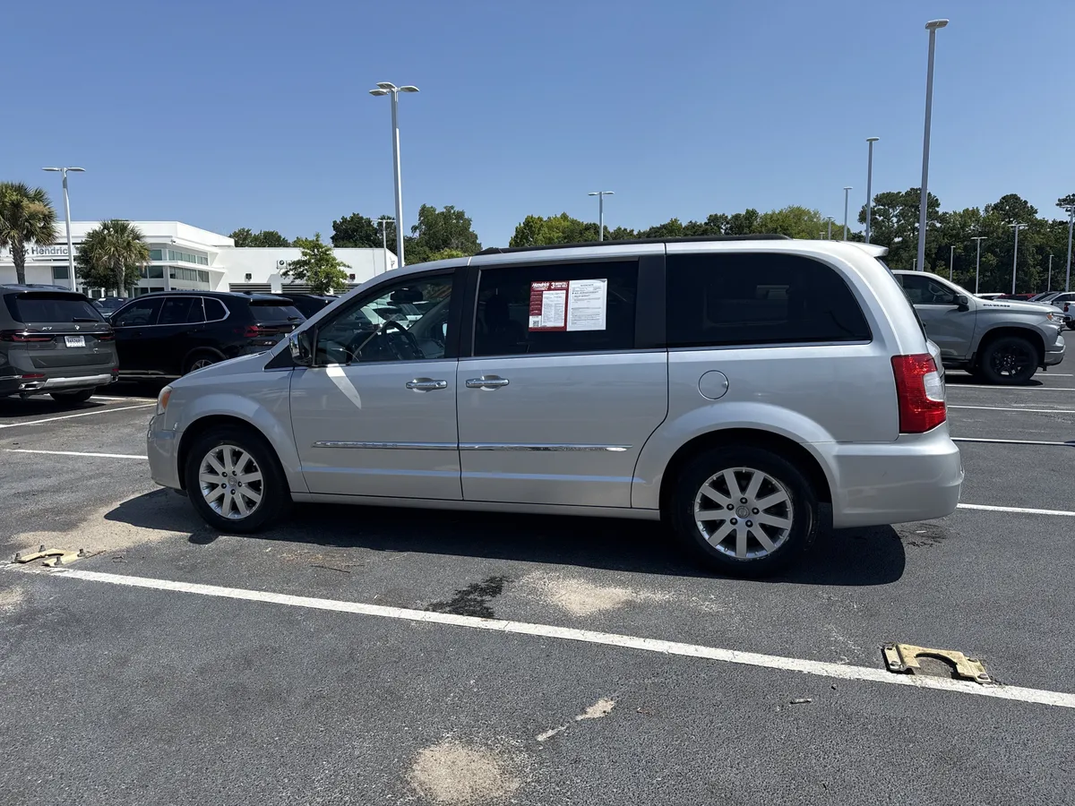2011 Chrysler Town & Country Touring-L thumbnail 6