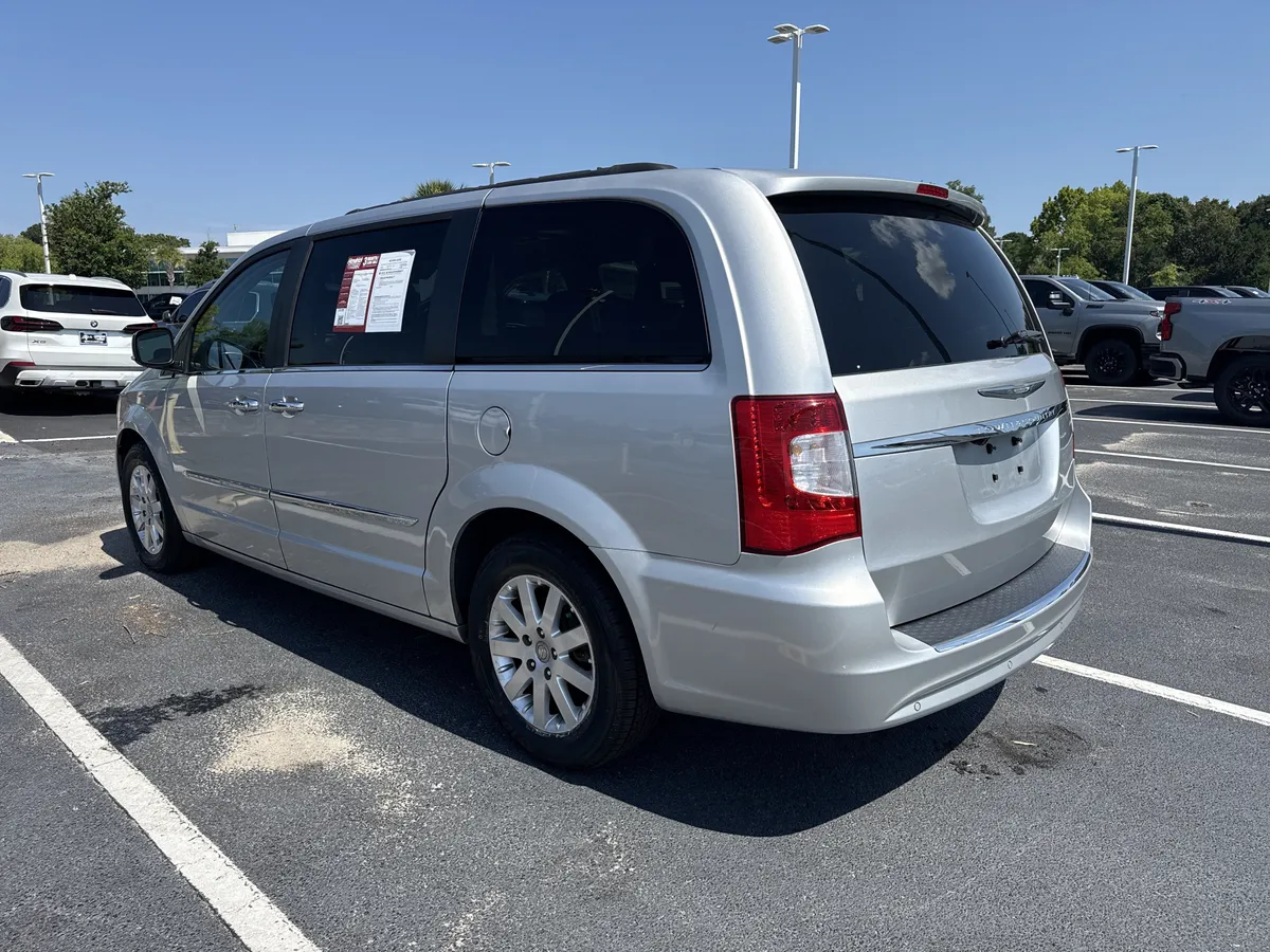 2011 Chrysler Town & Country Touring-L thumbnail 7