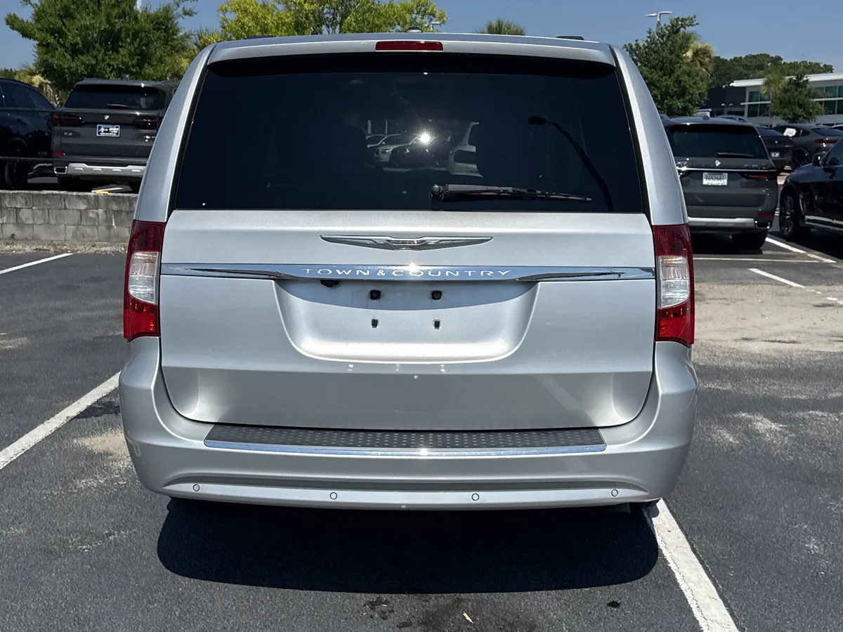2011 Chrysler Town & Country Touring-L thumbnail 8